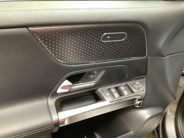 Mercedes-Benz GLB 220