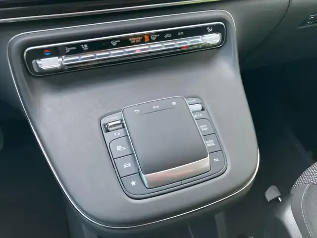 Mercedes-Benz V 220