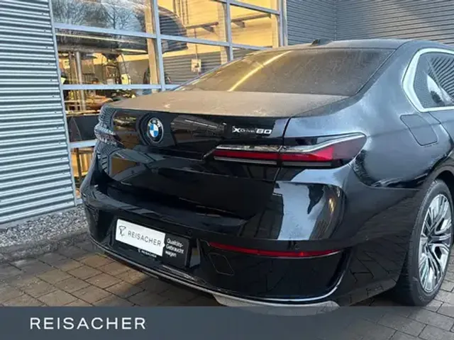 BMW i7