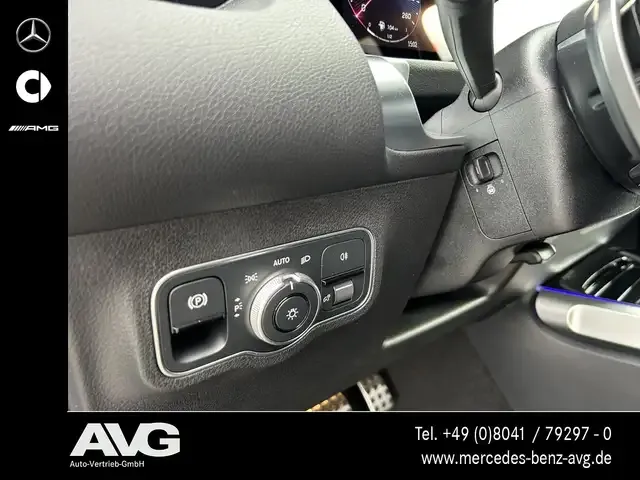 Mercedes-Benz GLB 220