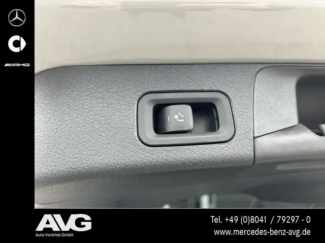 Mercedes-Benz GLB 220