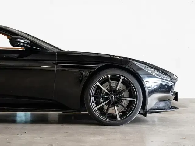 Aston Martin V8
