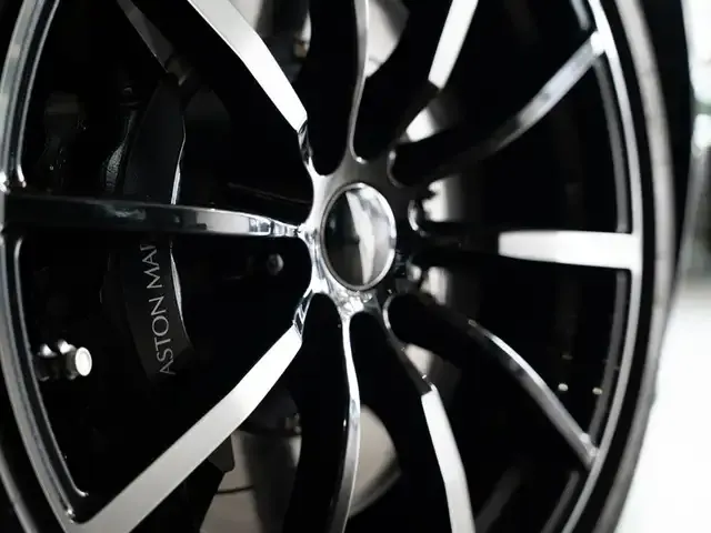 Aston Martin V8