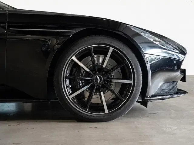 Aston Martin V8