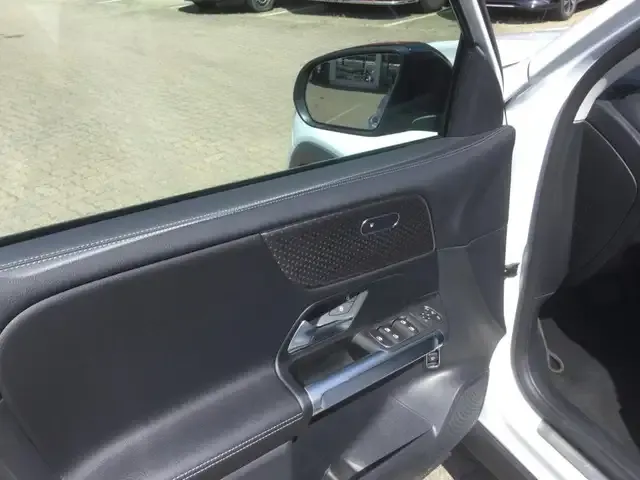 Mercedes-Benz GLB 220