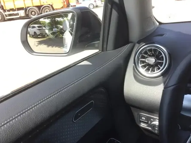 Mercedes-Benz GLB 220