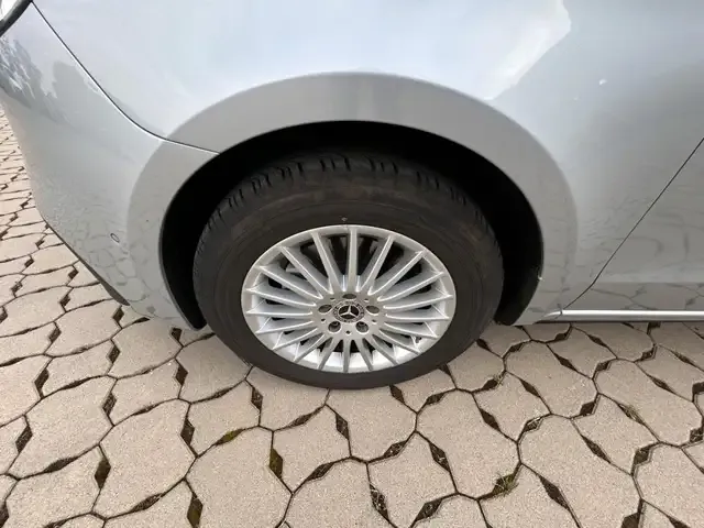 Mercedes-Benz V 220