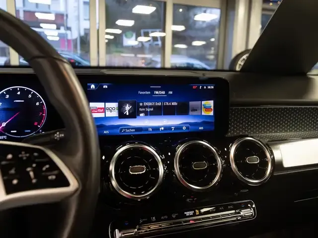 Mercedes-Benz GLB 220