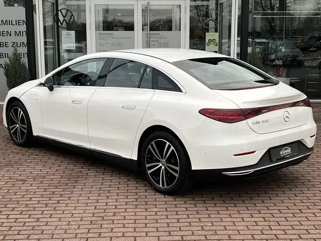 Mercedes-Benz EQE 300