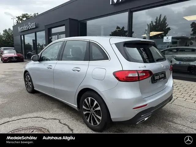 Mercedes-Benz B 180