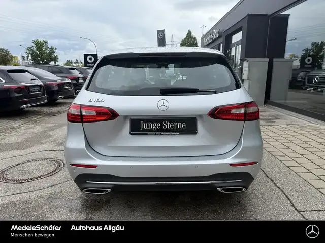 Mercedes-Benz B 180
