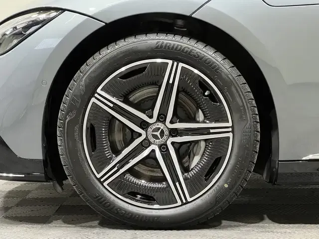 Mercedes-Benz EQE 300