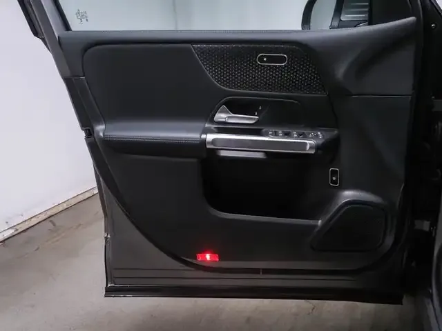 Mercedes-Benz EQB 300