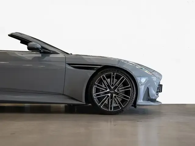 Aston Martin DB12
