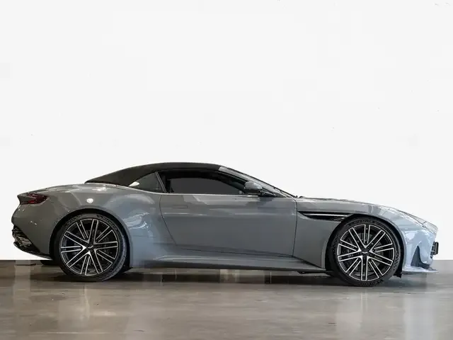 Aston Martin DB12