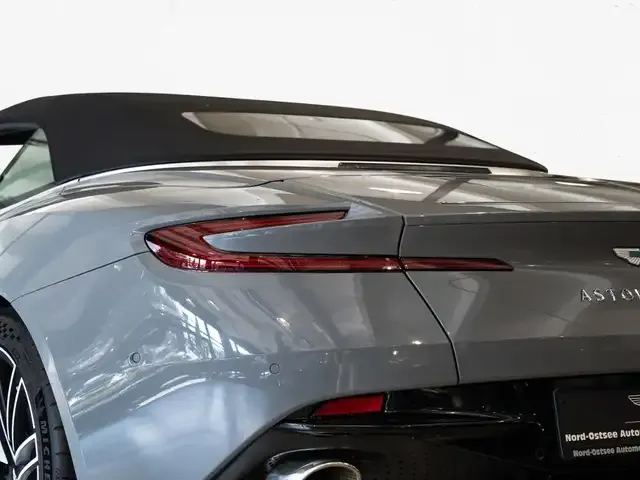 Aston Martin DB12