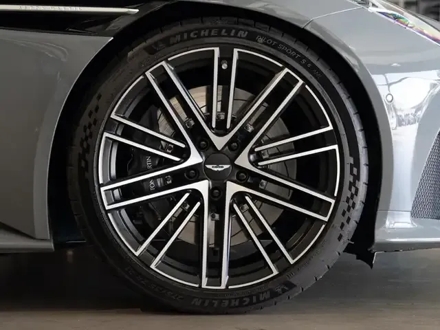 Aston Martin DB12