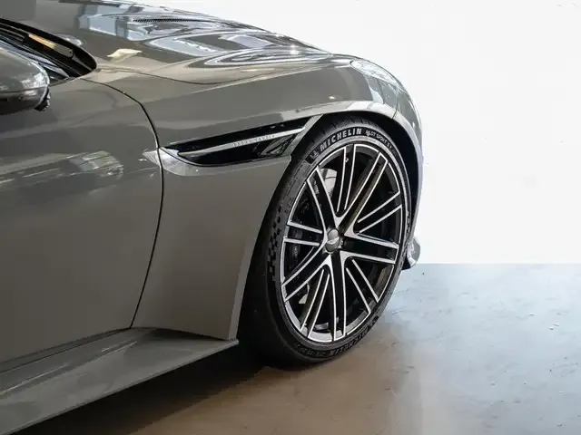 Aston Martin DB12
