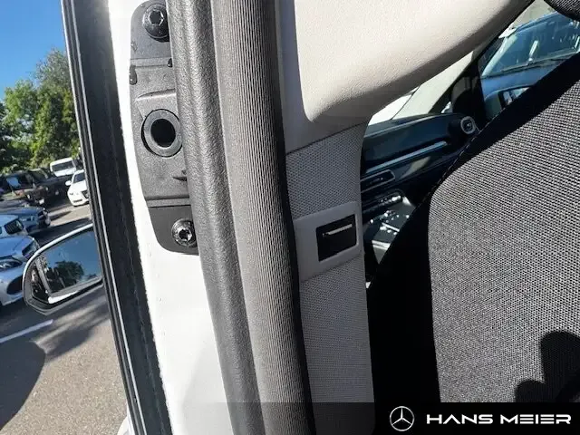 Mercedes-Benz V 220