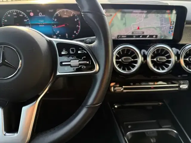 Mercedes-Benz GLB 180