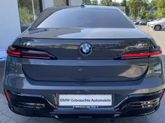 BMW i7