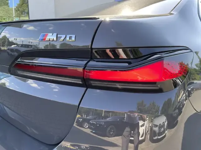BMW i7