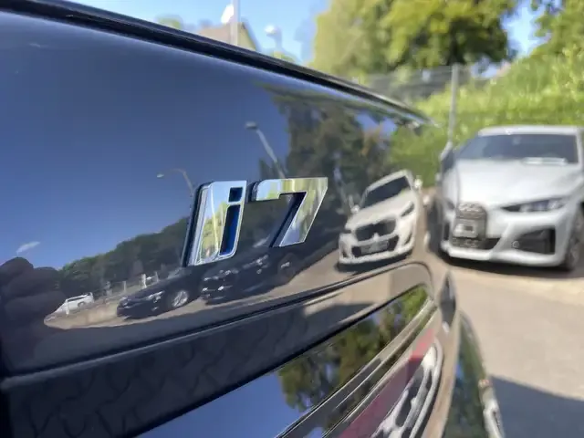 BMW i7