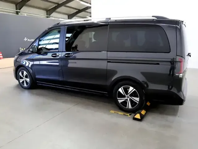 Mercedes-Benz V 220