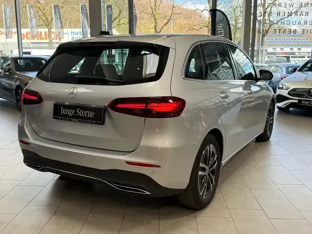 Mercedes-Benz B 180