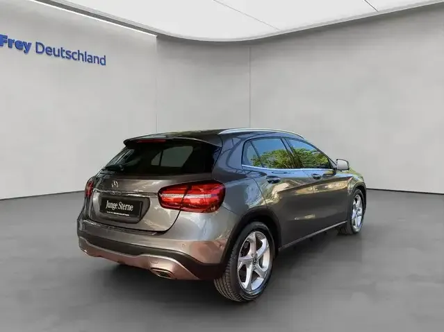 Mercedes-Benz GLA 200