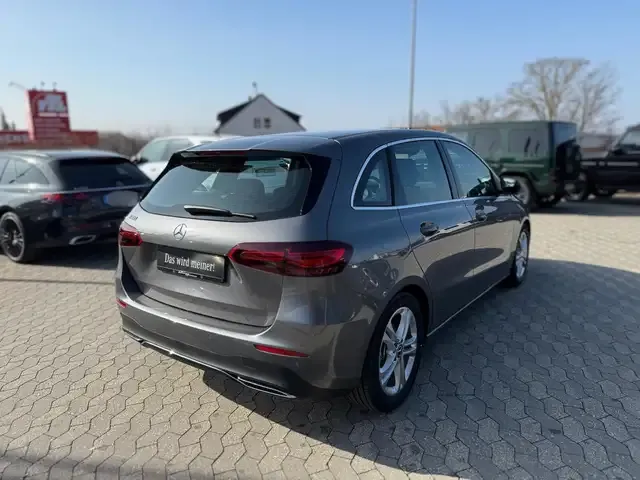 Mercedes-Benz B 180