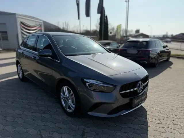 Mercedes-Benz B 180