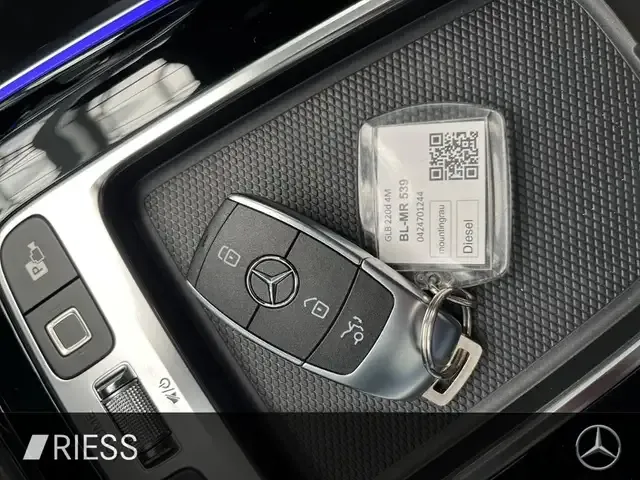Mercedes-Benz GLB 220