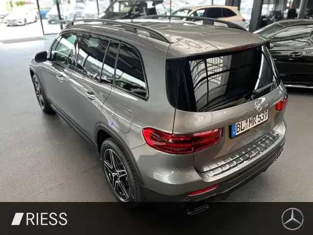 Mercedes-Benz GLB 220