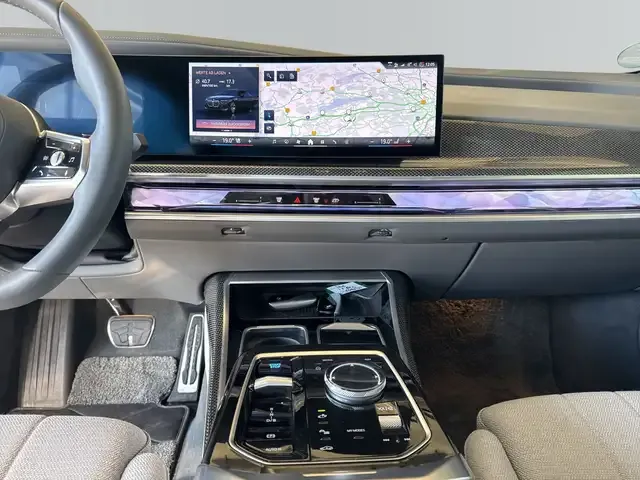BMW i7