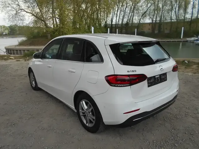 Mercedes-Benz B 180
