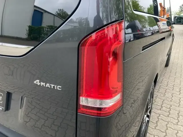 Mercedes-Benz V 220