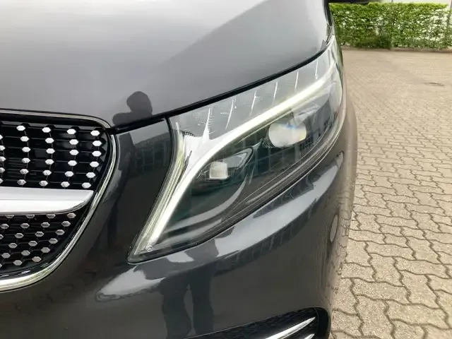Mercedes-Benz V 220