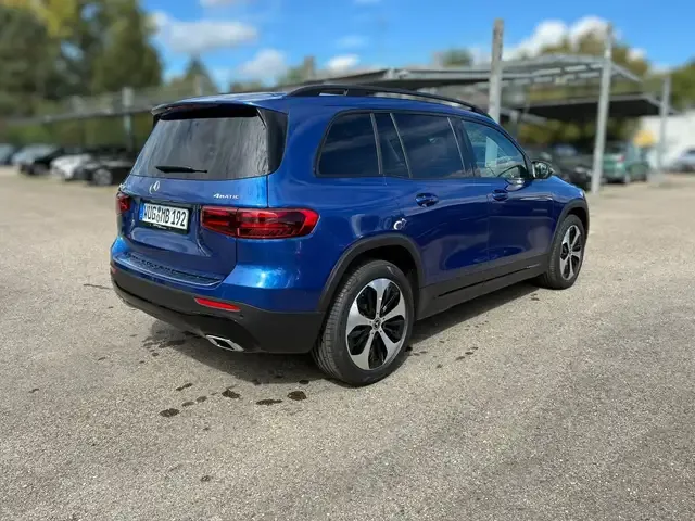 Mercedes-Benz GLB 220