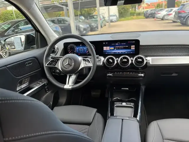 Mercedes-Benz GLB 220