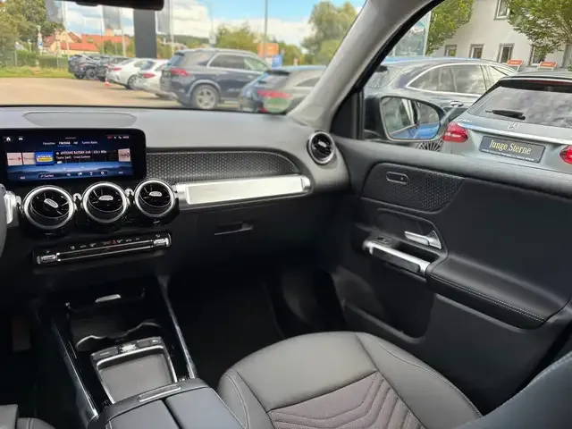 Mercedes-Benz GLB 220