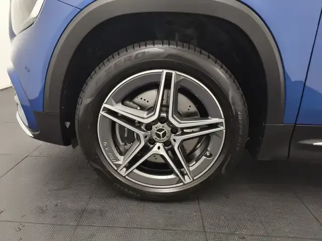 Mercedes-Benz GLB 220