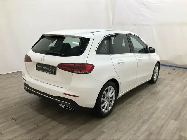Mercedes-Benz B 180