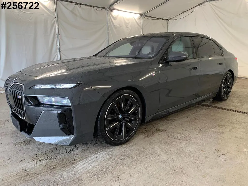 BMW i7